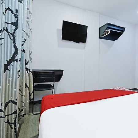 Super Oyo 992 Orange Hotel Куала-Пилах Экстерьер фото