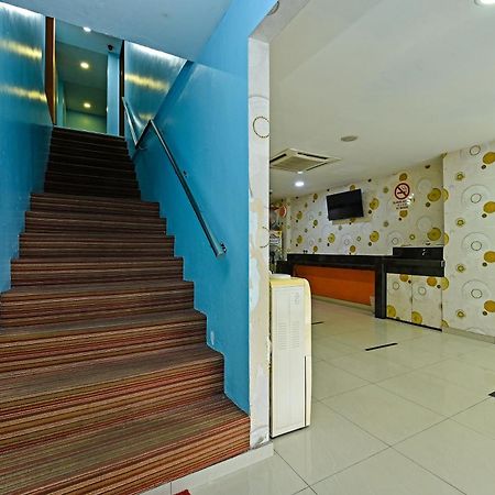 Super Oyo 992 Orange Hotel Куала-Пилах Экстерьер фото