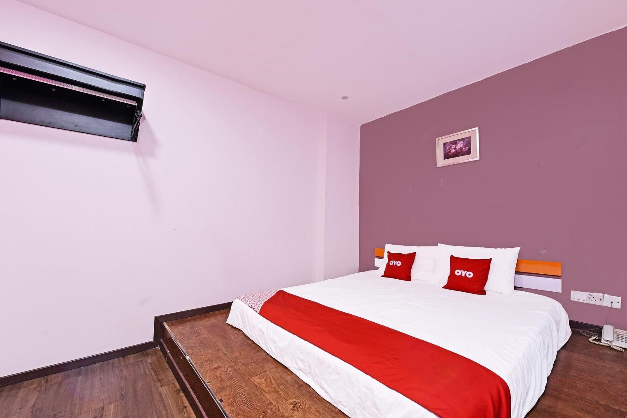 Super Oyo 992 Orange Hotel Куала-Пилах Экстерьер фото