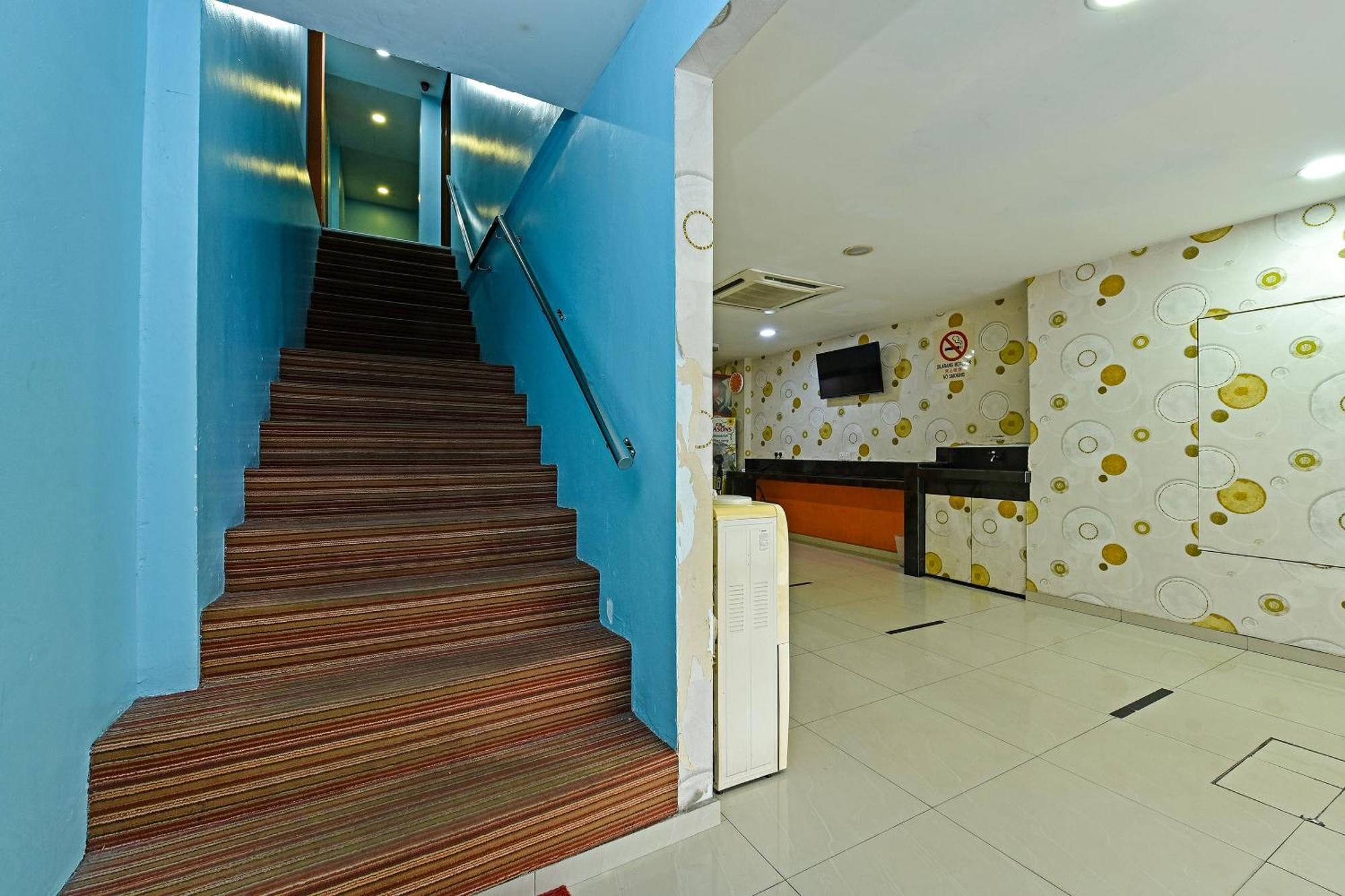 Super Oyo 992 Orange Hotel Куала-Пилах Экстерьер фото